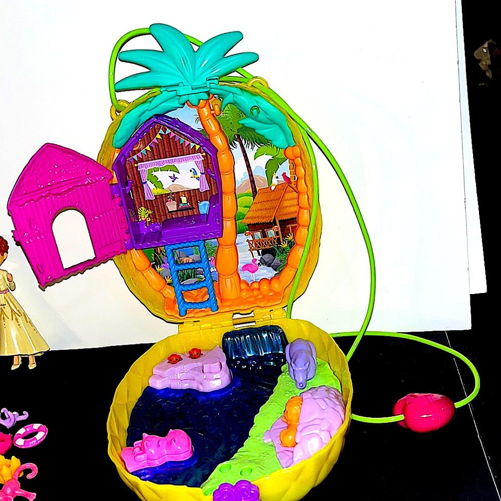 Polly Pocket Tropicool Pineapple TreeHouse.  Used Excellent Condition.